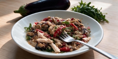 Рецепт сытного ПП-салата из овощей, киноа и курицы