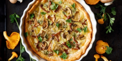 Очень нежный открытый пирог с лисичками и курицей
