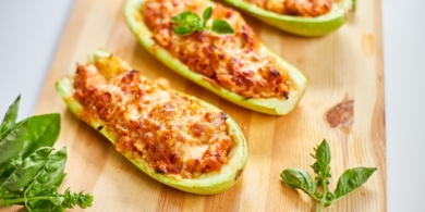Фаршированные кабачки с куриным фаршем, перцем и сыром