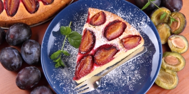 Немецкий сливовый пирог с творогом и манкой