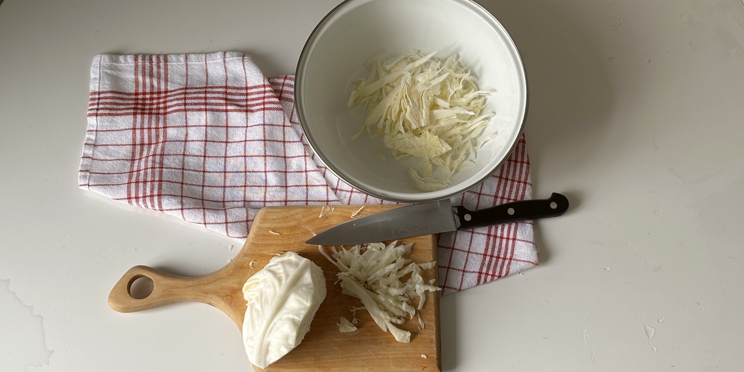 Нарежьте капусту для «Кубанского» салата Нарежьте капусту для «Кубанского» салата