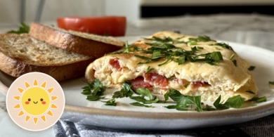 Завтрак с Лайфхакером: белковый омлет с творогом на сковороде за 10 минут