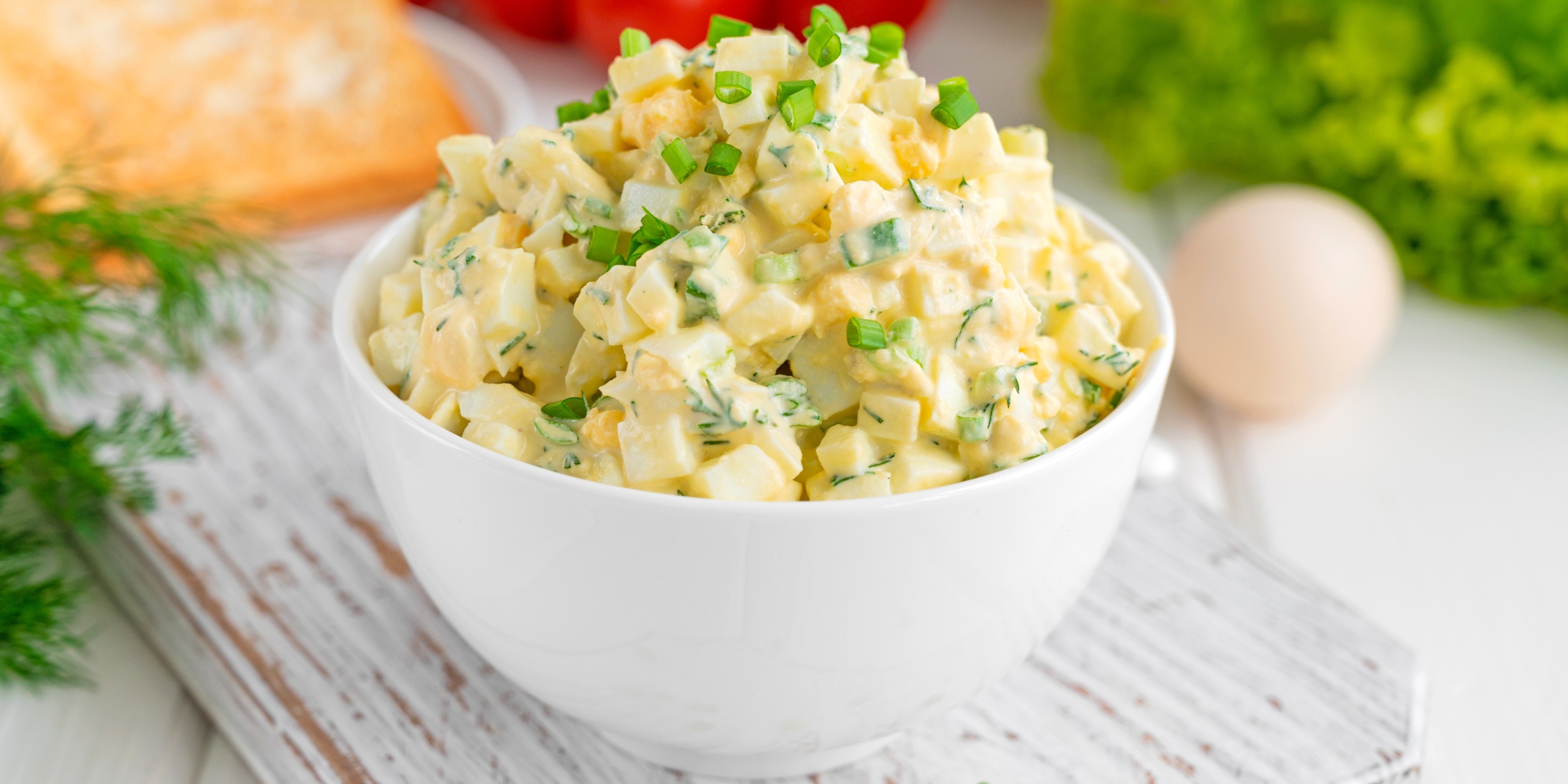 Классический белковый салат с курицей, яйцом и огурцом