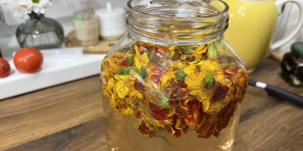 Цветы в воде с сахаром и лимонной кислотой для шампанского из бархатцев