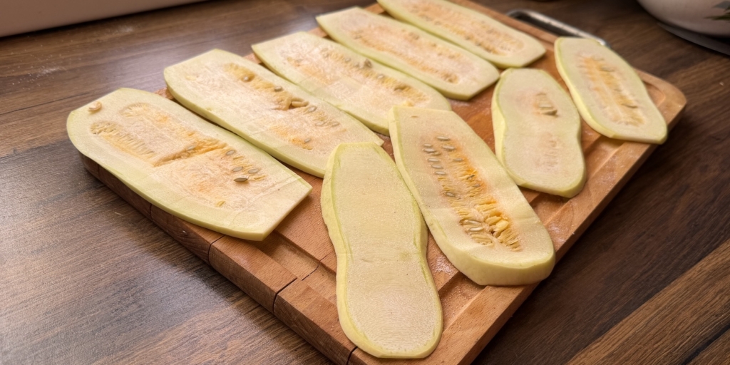 Чебуреки из кабачка, рецепт: Нарезанный кабачок