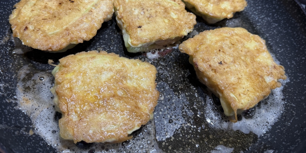 Готовые чебуреки из кабачка с фаршем