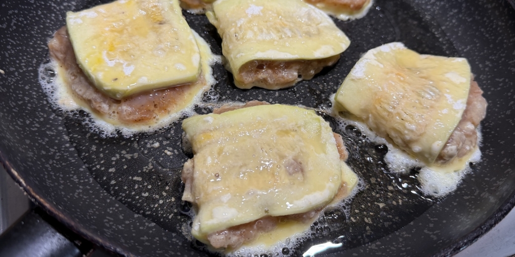 Чебуреки из кабачка с фаршем в кляре на сковороде