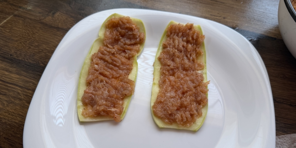 Чебуреки из кабачка, рецепт: Кабачки, смазанные фаршем