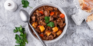 Рецепт томлёной говядины с овощами в духовке