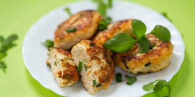 Простые куриные котлеты с овощами — можно и на сковороде, и в духовке