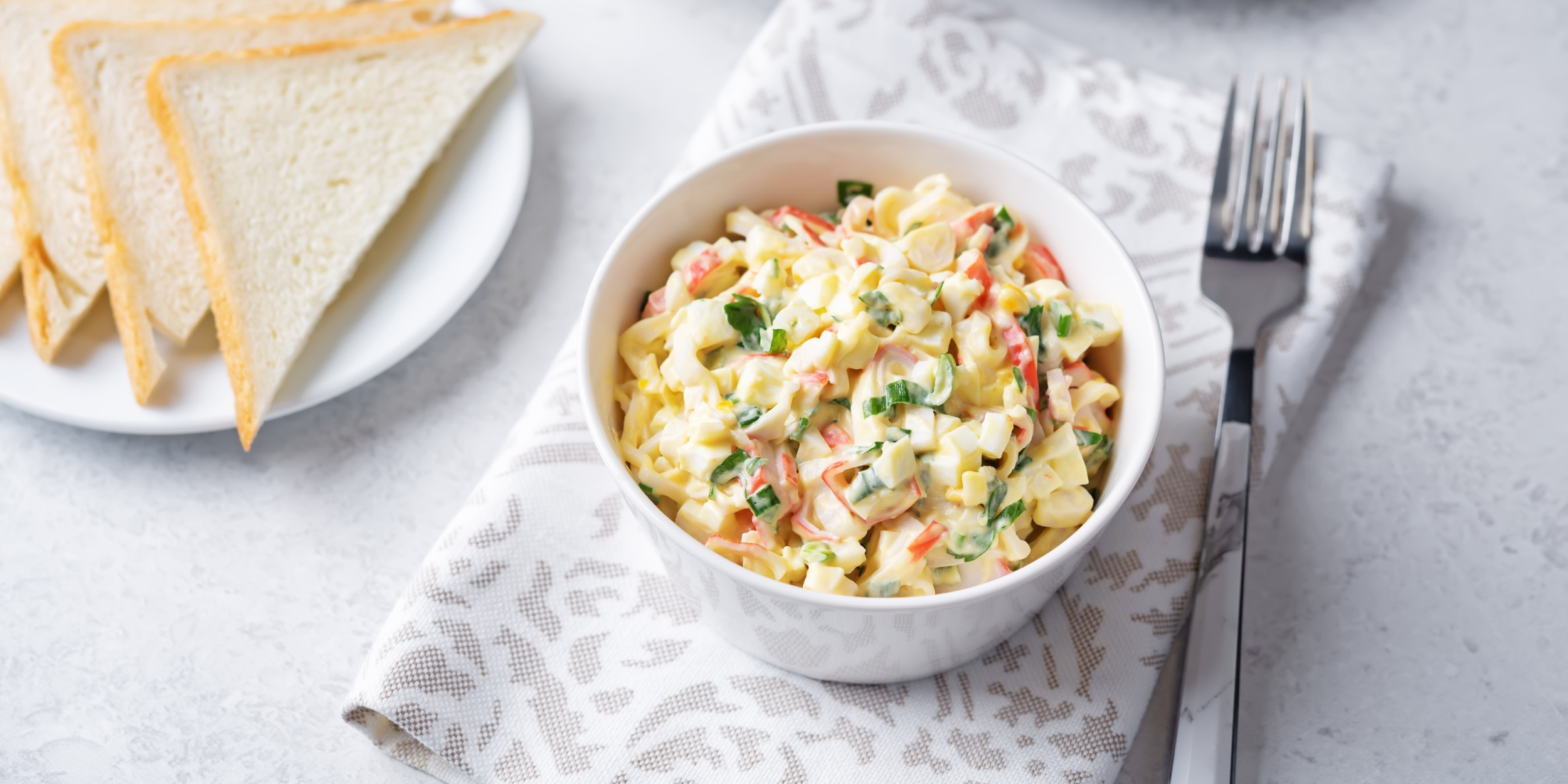 Белковый салат с кальмаром и крабовыми палочками