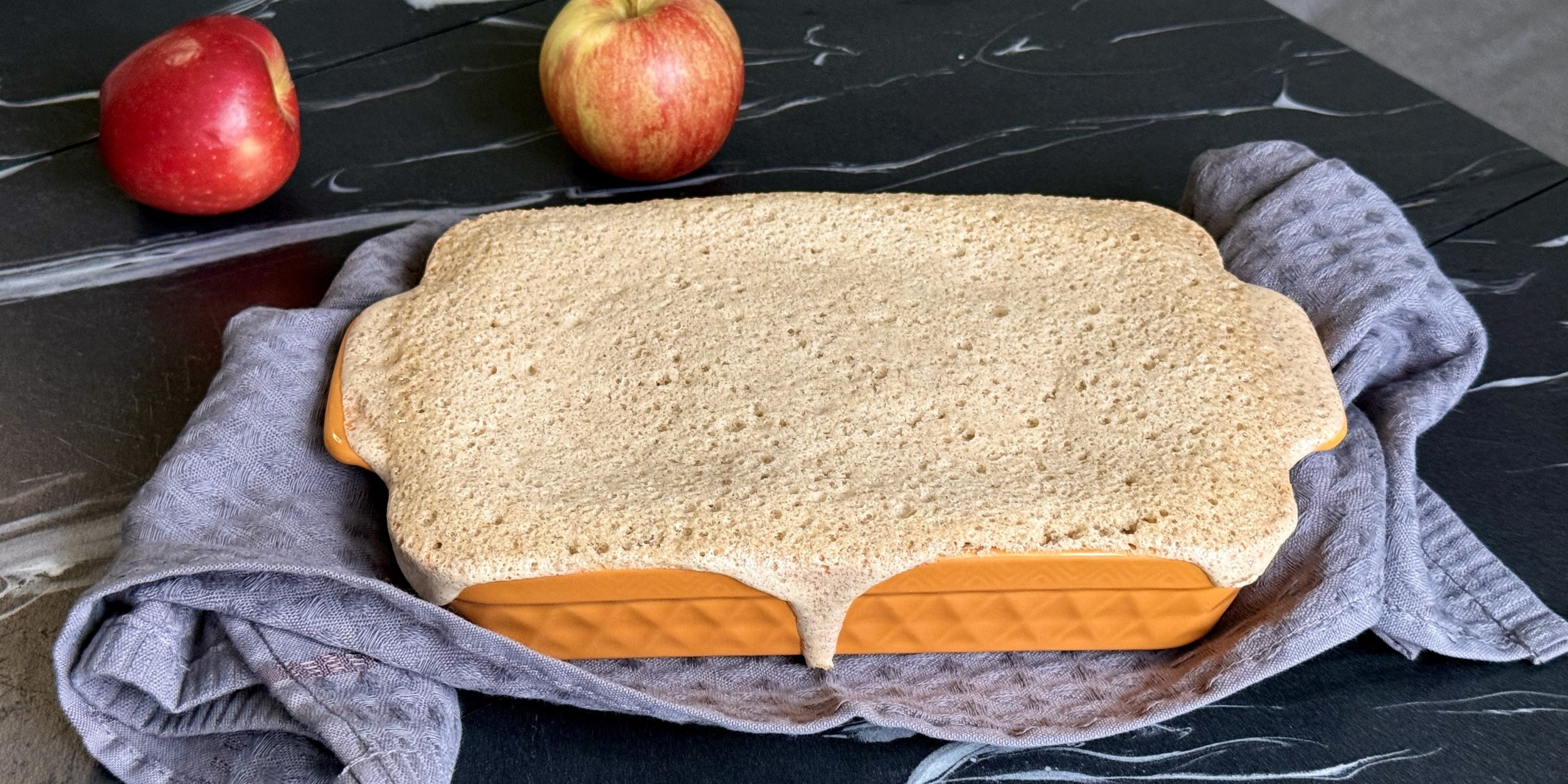 Готовая яблочная шарлотка, сделанная в микроволновке