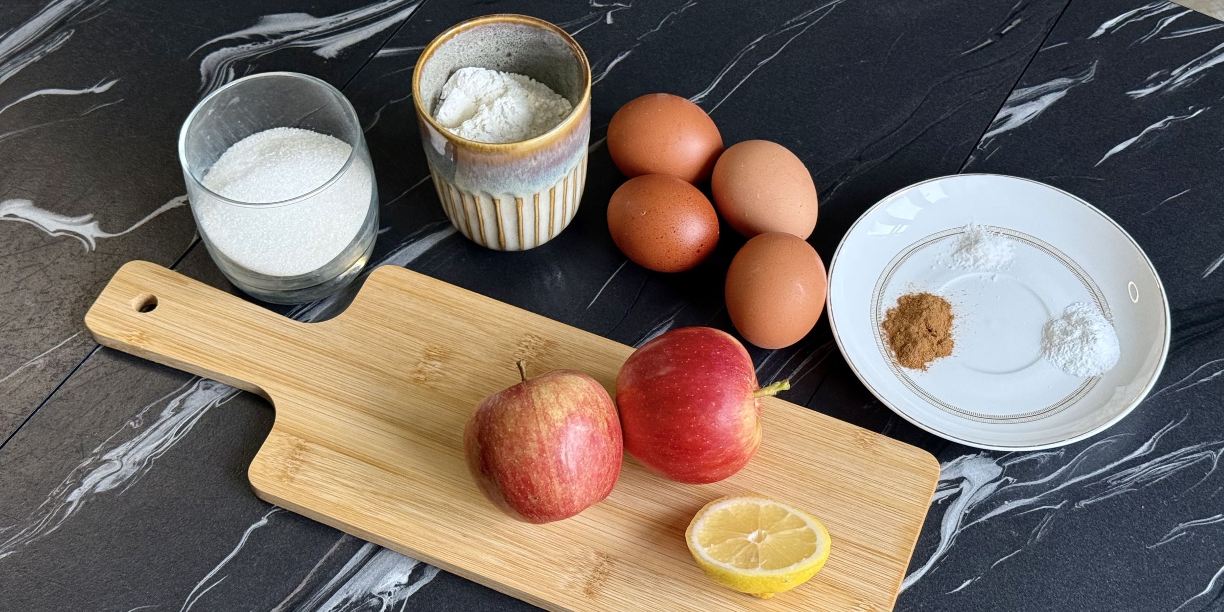 Ингредиенты для шарлотки с яблоками в микроволновке