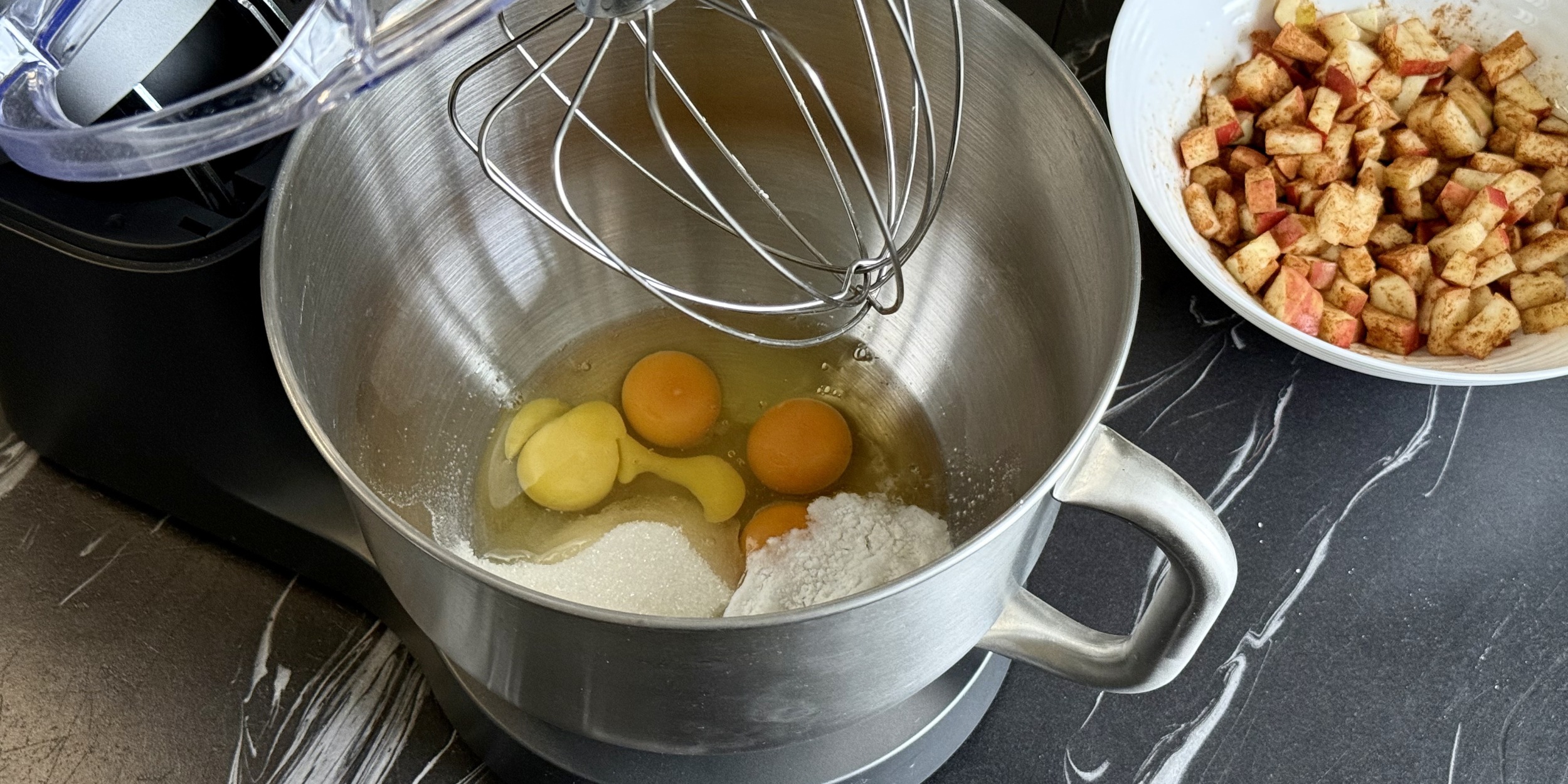 Приготовьте тесто для яблочного пирога в микроволновке