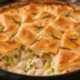 Простой пирог на слоёном тесте с&nbsp;курицей и&nbsp;луком-пореем