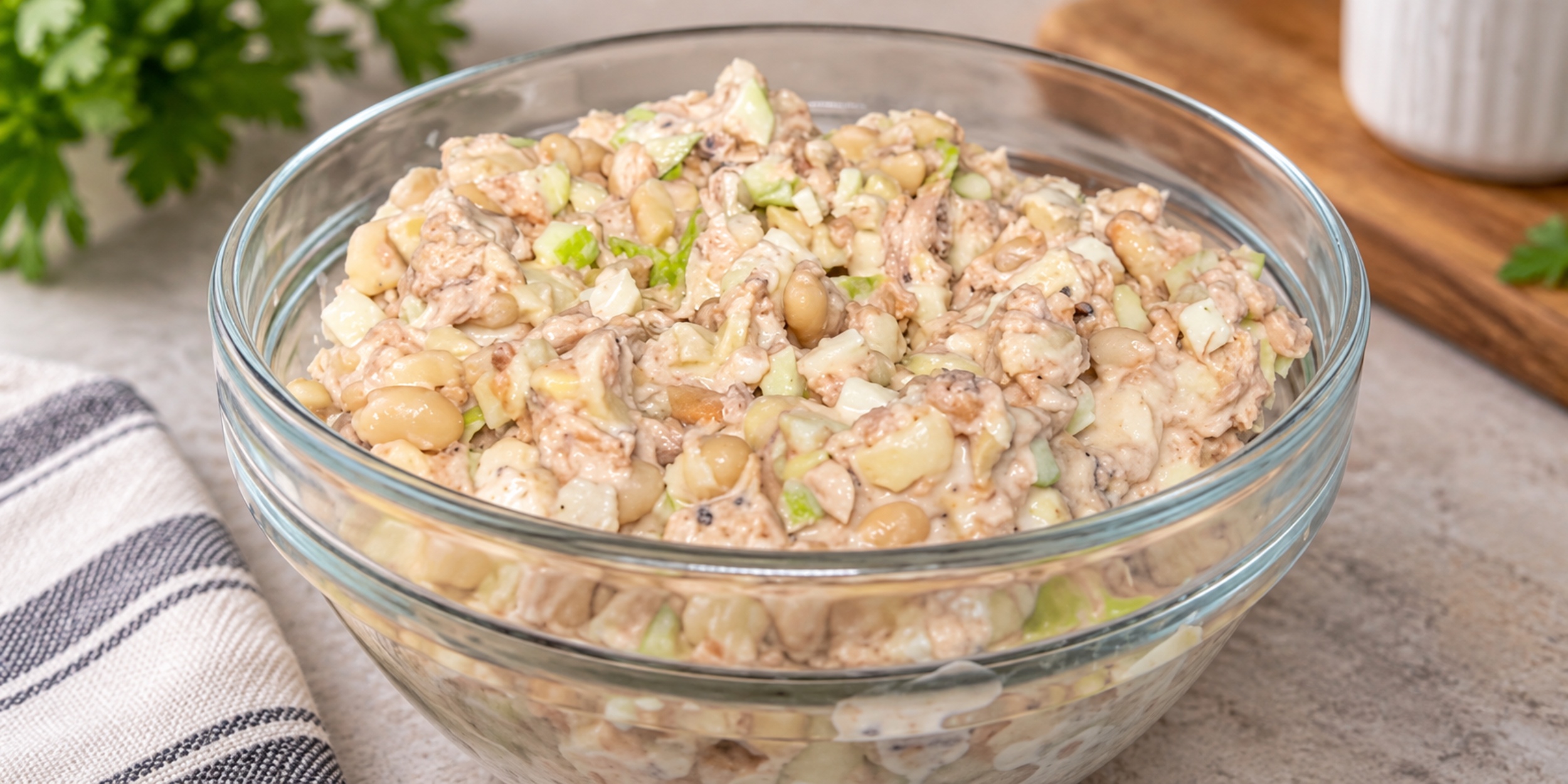 Необычный белковый салат с тунцом, фасолью и зелёным яблоком