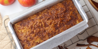 Пряный яблочный хлеб с сухофруктами, орехами и какао