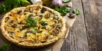 Простой закусочный пирог с грибами и сметаной