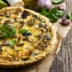 Простой закусочный пирог с&nbsp;грибами и&nbsp;сметаной