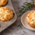 Закусочные кексы с&nbsp;сыром, яблоком и&nbsp;розмарином