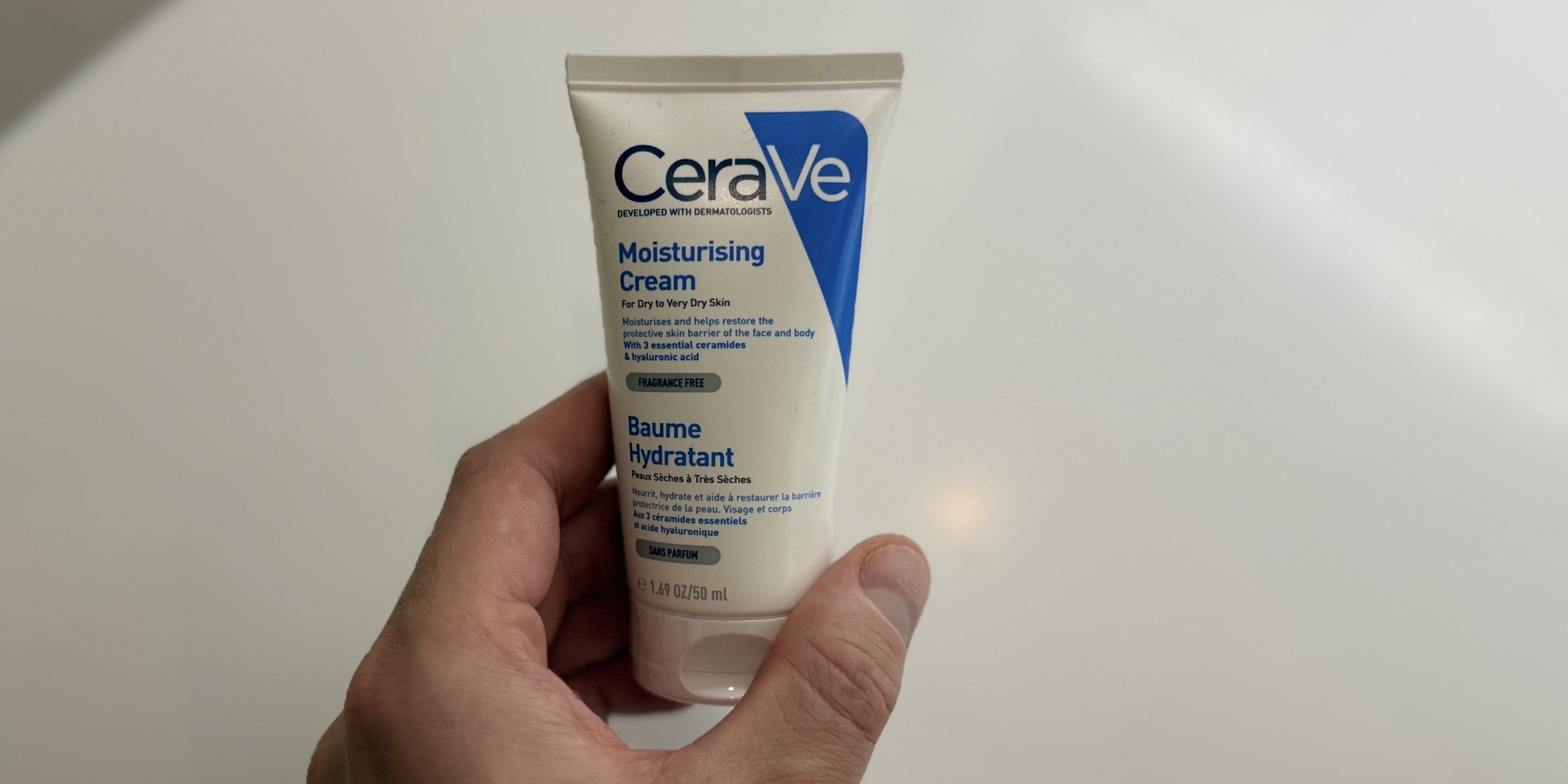 Что в косметичке у дерматолога: увлажняющий крем CeraVe Moisturising Cream