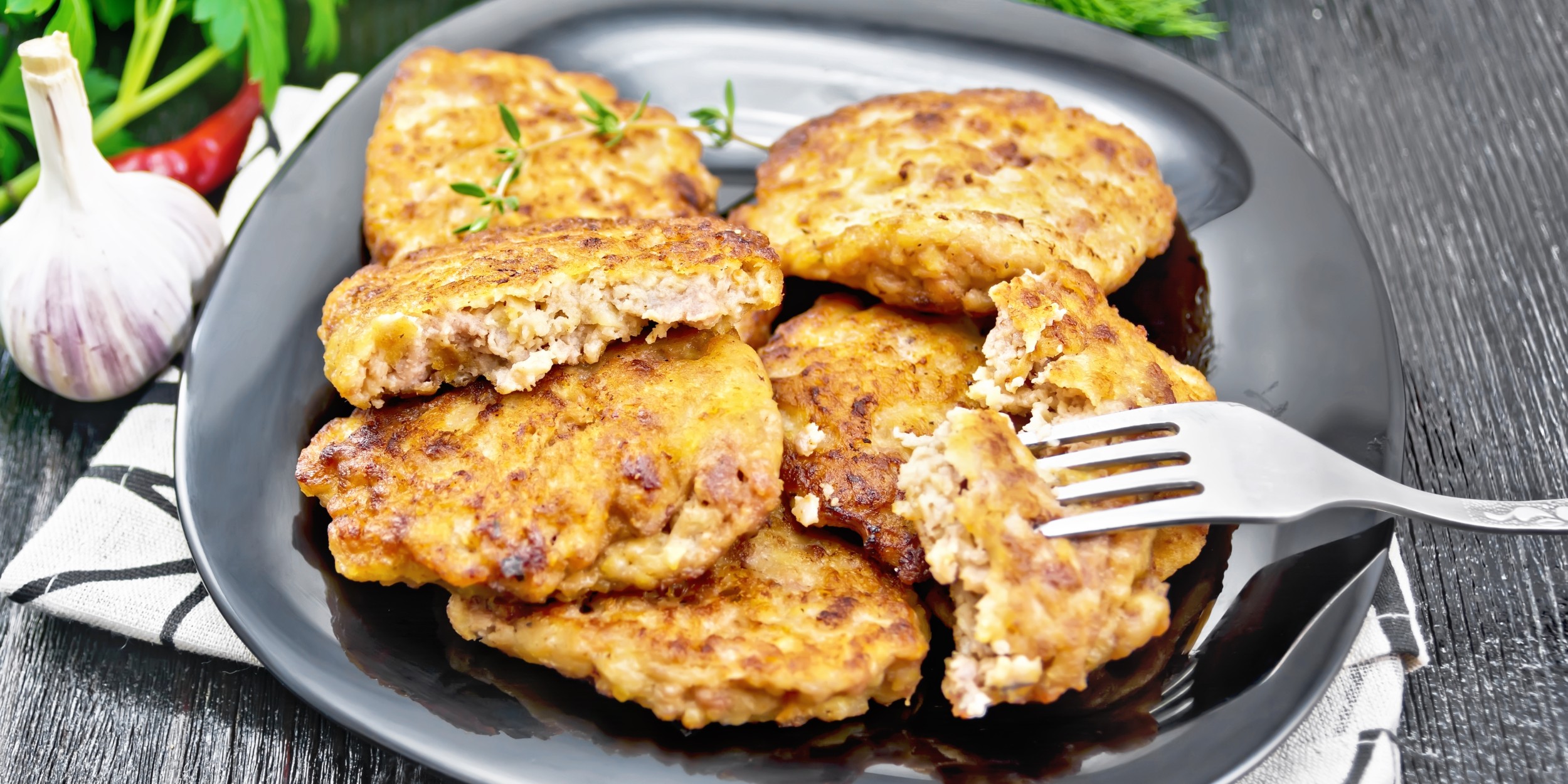 Простые куриные оладушки с луком и майонезом