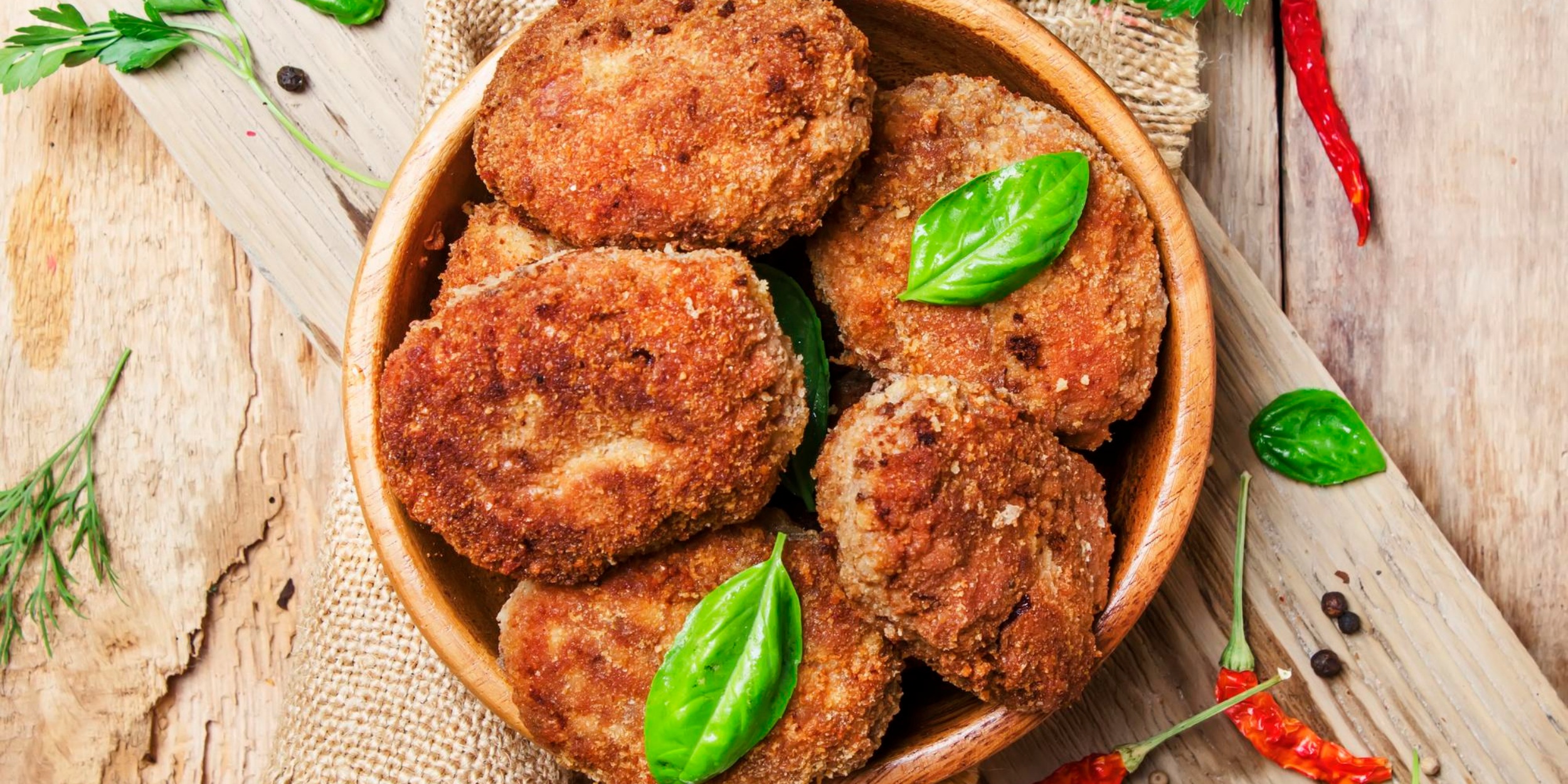 Котлеты из говяжьего фарша с сочной начинкой из кабачка и сыра
