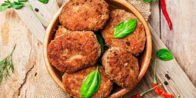 Котлеты из говяжьего фарша с сочной начинкой из кабачка и сыра