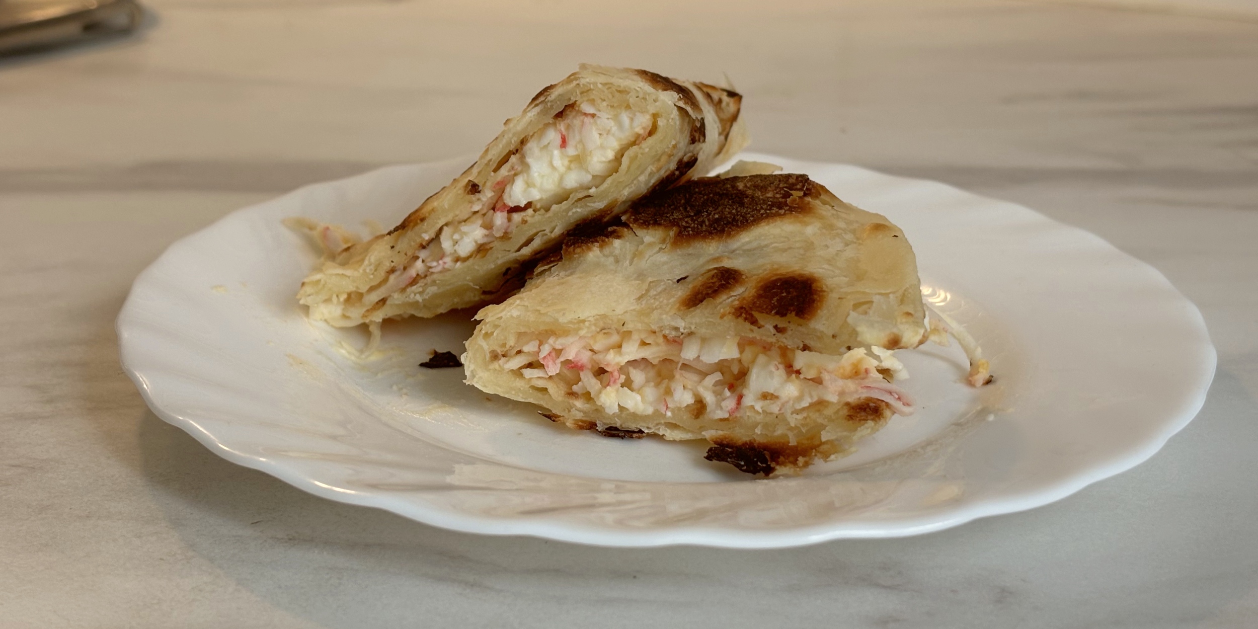 Лепёшка роти с крабовыми палочками, творожным сыром и яйцом Лепёшка роти с крабовыми палочками, творожным сыром и яйцом