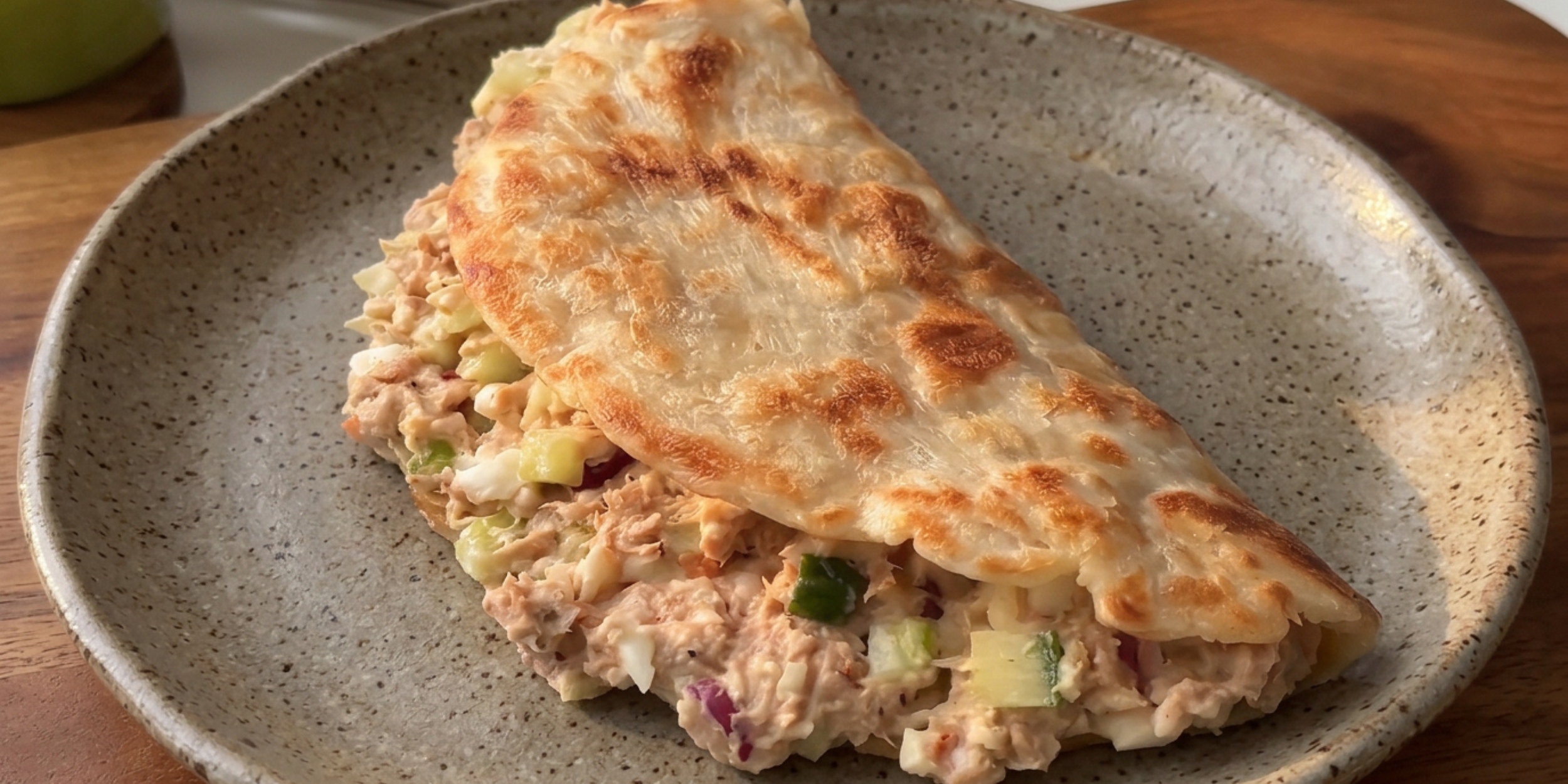 Лепёшка роти с тунцом и яйцом Лепёшка роти с тунцом и яйцом