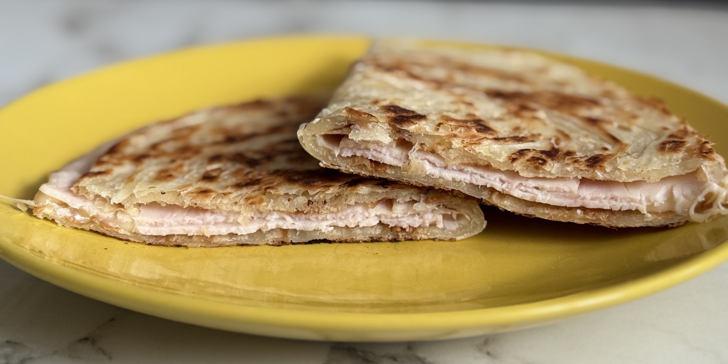 Лепёшка роти с ветчиной и сыром Лепёшка роти с ветчиной и сыром